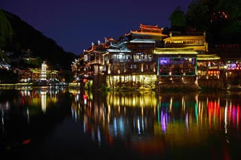 長沙出發(fā)到張家界天門山、玻璃棧道、鳳凰古城、鳳凰夜景往返二日游